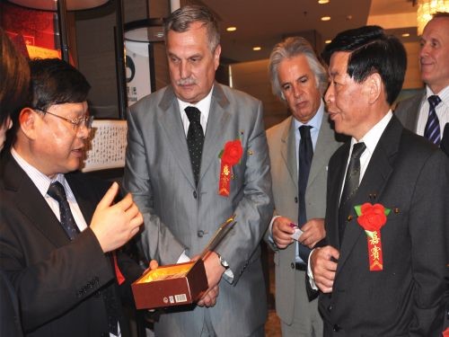 羅馬尼亞湖南黑茶推介會上，周重旺董事長在向客商介紹臻藏茯茶_副本